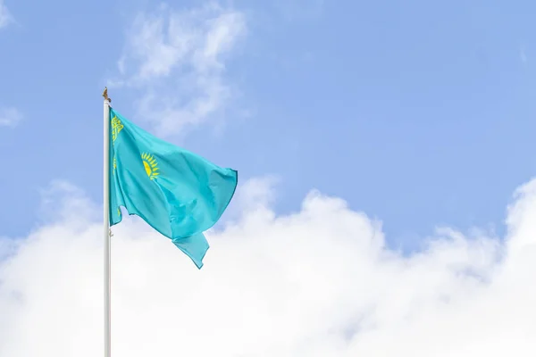 Bandeira República Cazaquistão Contra Céu Azul Vento — Fotografia de Stock