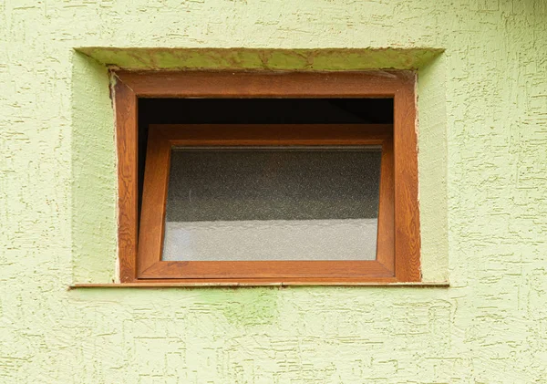 Okienko Okienne Otwarte Betonowej Ścianie Domu — Zdjęcie stockowe