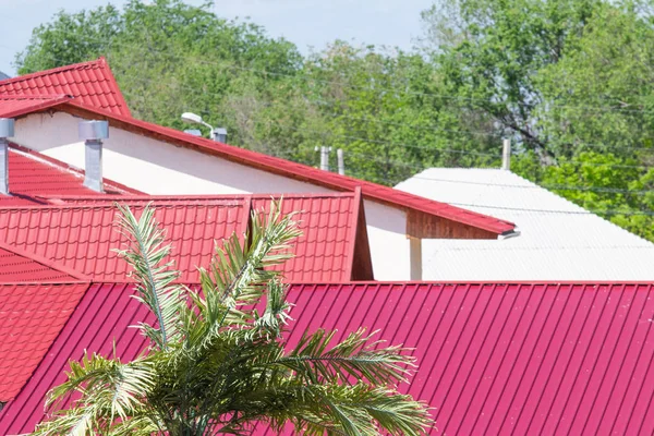 Czerwony Dachówka Dachowe Przeciw Błękitne Niebo — Zdjęcie stockowe
