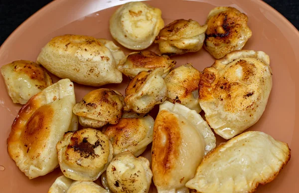 Gebakken Ravioli Een Bord Gebakken Taarten Eten — Stockfoto