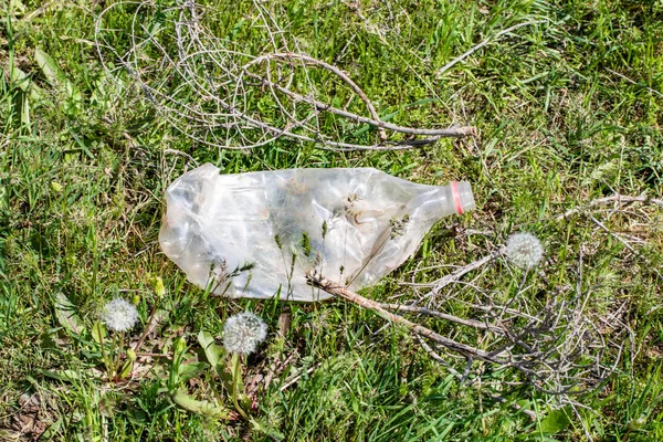 Rifiuti Plastica Erba Verde Inquinamento Ambientale — Foto Stock