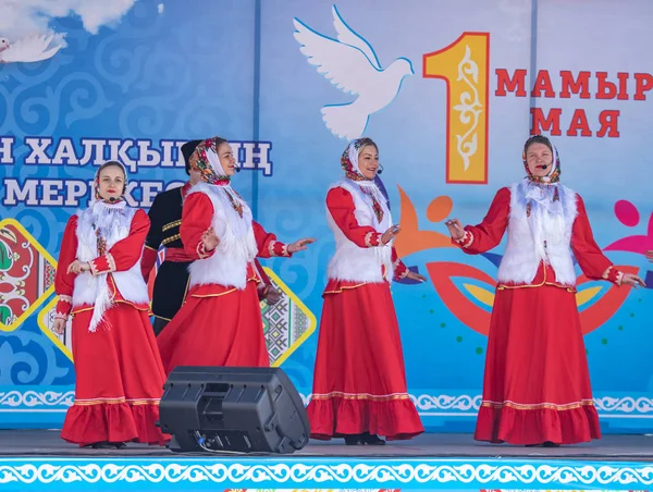 ペトロパブロフスク カザフスタン 2019 カザフスタンの国民の衣装で歌と踊り カザフスタンの5月1日は国民の結束 — ストック写真
