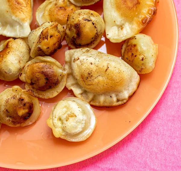 Gebakken Ravioli Een Bord Gebakken Taarten Eten — Stockfoto