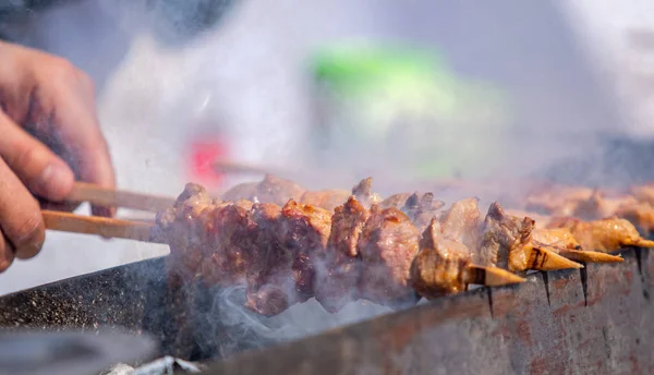 Spieße Grillfleisch Auf Den Kohlen Der Rauch Ist Unscharf — Stockfoto