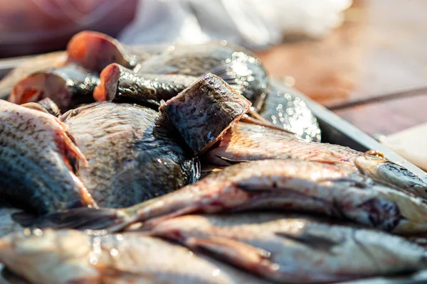 Stole Ryby Očistěte Šupin Vyjměte Vnitřnosti Oloupání Filet Čerstvých Ryb — Stock fotografie