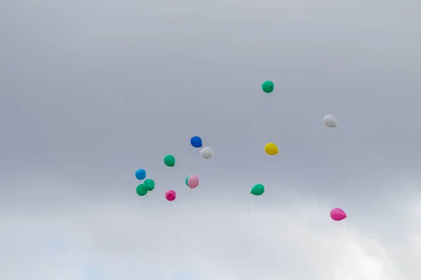 Veelkleurige Ballonnen Vliegen Tegen Blauwe Lucht Met Wolken — Stockfoto