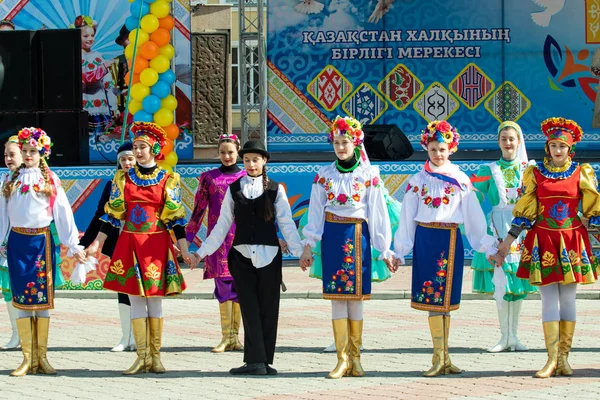 加罗巴甫洛夫斯克 2019年5月1日 哈萨克斯坦人民的民族服装歌曲和舞蹈 哈萨克斯坦5月1日是人民团结日 图库图片
