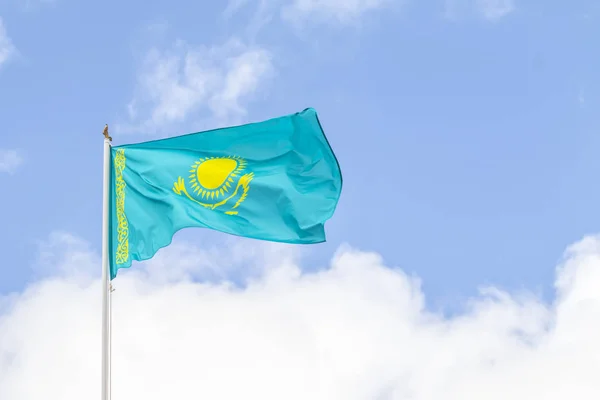 哈萨克斯坦共和国的旗子反对蓝天 图库照片