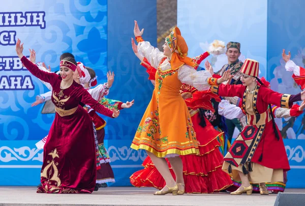 加罗巴甫洛夫斯克 2019年5月1日 哈萨克斯坦人民的民族服装歌曲和舞蹈 哈萨克斯坦5月1日是人民团结日 免版税图库图片