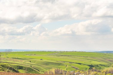 Manzara yeşil alan tepeler bulutlar ile gökyüzü