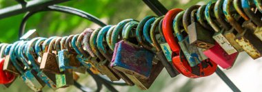 Çitte asılı aşk kalesi.