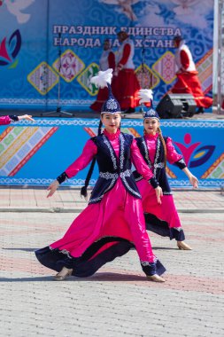 Petropavlovsk, Kazakistan-1 Mayıs 2019: Kazakistan halklarının Ulusal kostümleri şarkıları ve dansları. 1 Mayıs Kazakistan Insanlar Birliği günü.