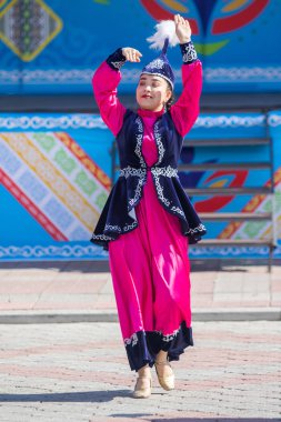 Petropavlovsk, Kazakistan-1 Mayıs 2019: Kazakistan halklarının Ulusal kostümleri şarkıları ve dansları. 1 Mayıs Kazakistan Insanlar Birliği günü.