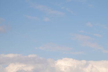 Gökyüzü bulutları. Mavi gökyüzündeki beyaz kümülüs bulutları.