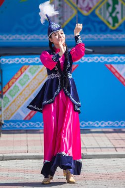 Petropavlovsk, Kazakistan-1 Mayıs 2019: Kazakistan halklarının Ulusal kostümleri şarkıları ve dansları. 1 Mayıs Kazakistan Insanlar Birliği günü.