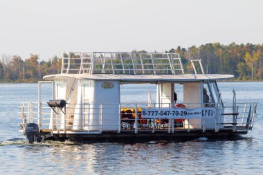 Petropavlovsk, Kazakistan - 14 Eylül 2019: nehirde beyaz zevk gemisi. Nehir ve ağaçların sonbahar manzarası.