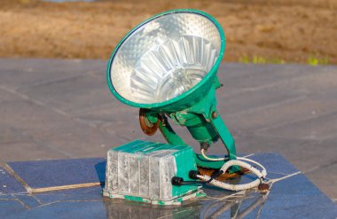 Binayı aydınlatmak için yere ışık tut, yeşil lamba..