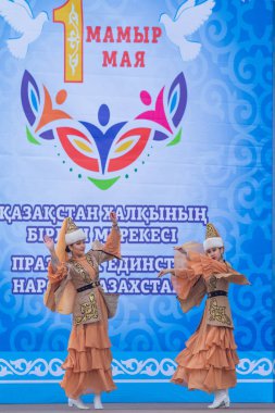 Petropavlovsk, Kazakistan-1 Mayıs 2019: Kazakistan halklarının Ulusal kostümleri şarkıları ve dansları. 1 Mayıs Kazakistan Insanlar Birliği günü.