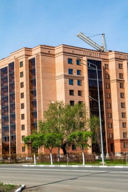 Pencereler, mimari ile yüksek katlı kırmızı tuğla ev.