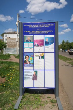 Petropavlovsk, Kazakistan - 24 Mayıs 2019: 9 Temmuz 2019'da Kazakistan'da cumhurbaşkanlığı seçimleri. Cumhurbaşkanlığı seçim programı için adayların posterleri. Duvar şehrin sokağında duruyor..