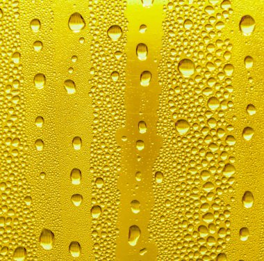 Cam su damlaları, sarı arka plan bira, buğulu arka plan.