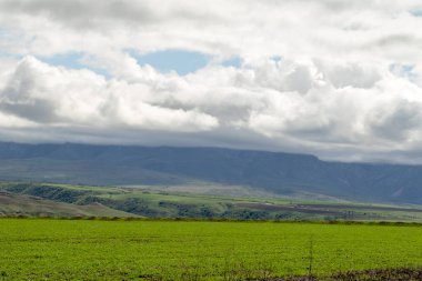 Manzara yeşil alan tepeler bulutlar ile gökyüzü