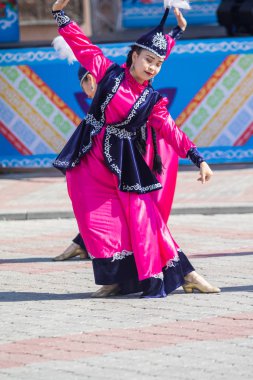 Petropavlovsk, Kazakistan-1 Mayıs 2019: Kazakistan halklarının Ulusal kostümleri şarkıları ve dansları. 1 Mayıs Kazakistan Insanlar Birliği günü.