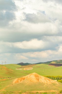 Manzara yeşil alan tepeler bulutlar ile gökyüzü