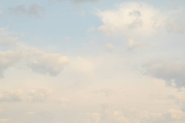 Beyaz bulutlarla mavi gökyüzü. Açık gün gökyüzü arka plan.