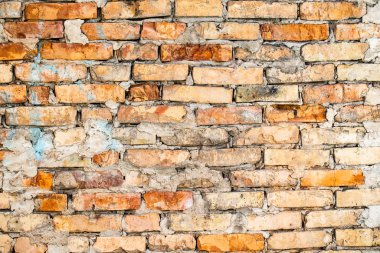 Kaba beton ile eski tuğla duvar.