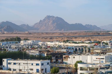 Şarm El-Şeyh, Mısır-11 Kasım 2017: Şarm El-Şeyh, Mısır içinde Naama Körfezi şehir tesisi otelleri. Dağlar gökyüzü