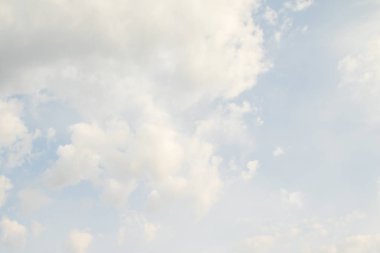 Beyaz bulutlarla mavi gökyüzü. Açık gün gökyüzü arka plan.