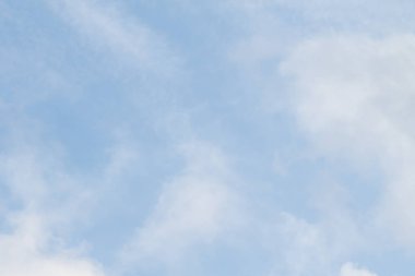 Mavi gökyüzünde beyaz bulutlar, güneşli havalarda gün bahar.