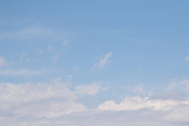 Beyaz bulutlarla mavi gökyüzü. Yaz günü açık. Mükemmel masaüstü duvar kağıdı.