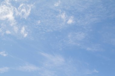 Beyaz bulutlarla mavi gökyüzü. Yaz günü açık. Mükemmel masaüstü duvar kağıdı.