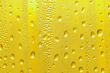 Cam su damlaları, sarı arka plan bira, buğulu arka plan.