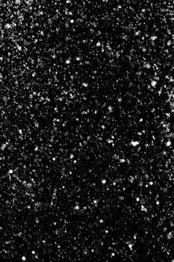 Su sıçramaları, beyaz bokeh, karanlık bir arka planda odak dışında bulanık arka plan.