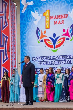 Petropavlovsk, Kazakistan-1 Mayıs 2019: Kazakistan halklarının Ulusal kostümleri şarkıları ve dansları. 1 Mayıs Kazakistan Insanlar Birliği günü.