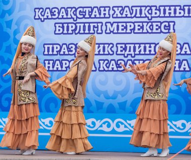 Petropavlovsk, Kazakistan-1 Mayıs 2019: Kazakistan halklarının Ulusal kostümleri şarkıları ve dansları. 1 Mayıs Kazakistan Insanlar Birliği günü.