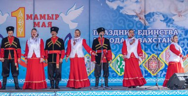 Petropavlovsk, Kazakistan-1 Mayıs 2019: Kazakistan halklarının Ulusal kostümleri şarkıları ve dansları. 1 Mayıs Kazakistan Insanlar Birliği günü.