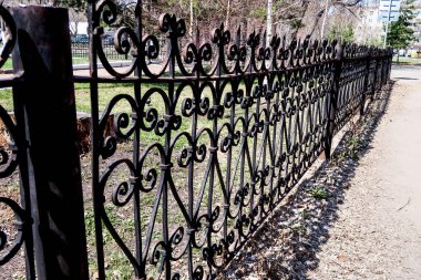 Metal Dövme çit, mesafe bir görünüm, yaz doğa.