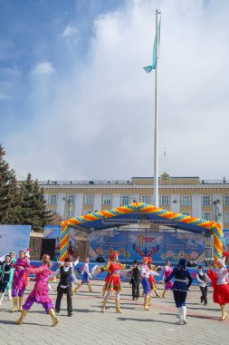 Petropavlovsk, Kazakistan-1 Mayıs 2019: Kazakistan halklarının Ulusal kostümleri şarkıları ve dansları. 1 Mayıs Kazakistan Insanlar Birliği günü.