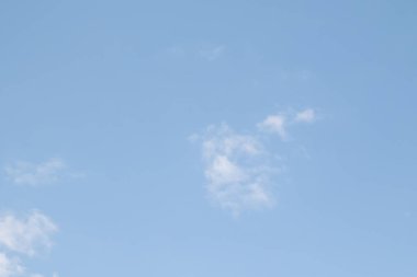 Beyaz bulutlarla mavi gökyüzü. Yaz günü açık. Mükemmel masaüstü duvar kağıdı.