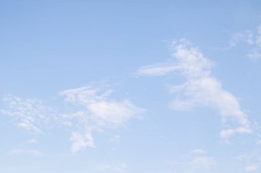 Açık bir günde bir arka plan olarak mavi gökyüzü.