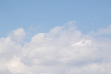 Beyaz bulutlarla mavi gökyüzü. Yaz günü açık. Mükemmel masaüstü duvar kağıdı.