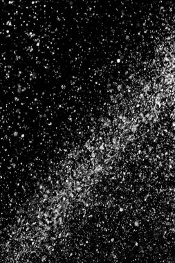 Su sıçramaları, beyaz bokeh, karanlık bir arka planda odak dışında bulanık arka plan.