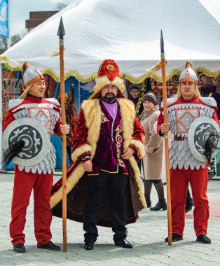 Petropavlovsk, Kazakistan-1 Mayıs 2019: Kazakistan halklarının Ulusal kostümleri şarkıları ve dansları. 1 Mayıs Kazakistan Insanlar Birliği günü.