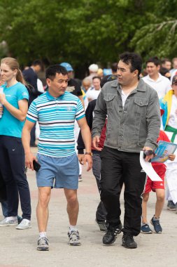 Petropavlovsk, Kazakistan-4 Haziran 2019: Kazakistan Cumhuriyeti Devlet sembolleri günü. Tatil çocukları ve yetişkinler kutlamak. Parkta sporcular ve müzisyenler.