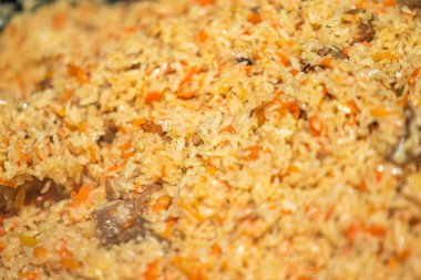Pilaf yemek, et ve sebzeler ile pirinç lapası, odak dışında.