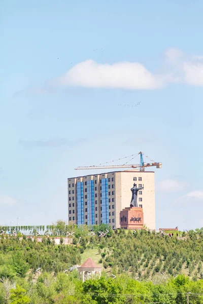希姆肯特哈萨克斯坦2019年4月17日 绿树蓝天多层房屋 新区希姆肯特市 — 图库照片